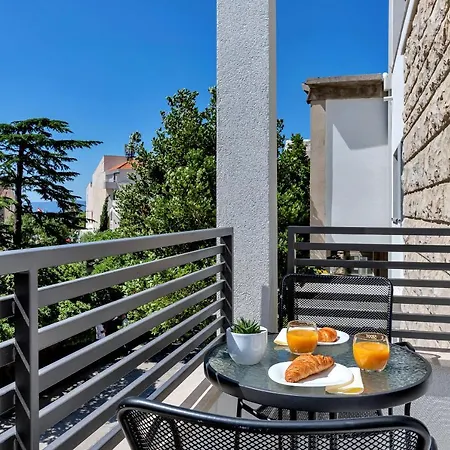 Laurus * Makarska
