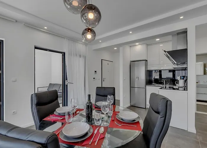 Laurus מאקרסקה