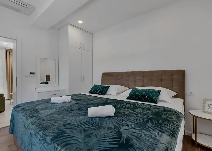 Laurus * מאקרסקה